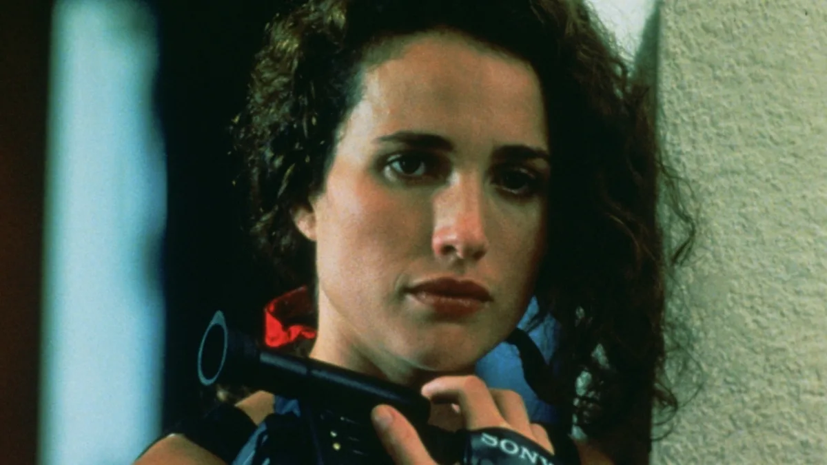 Andie MacDowell omarmt veroudering en accepteert haar grijze haar