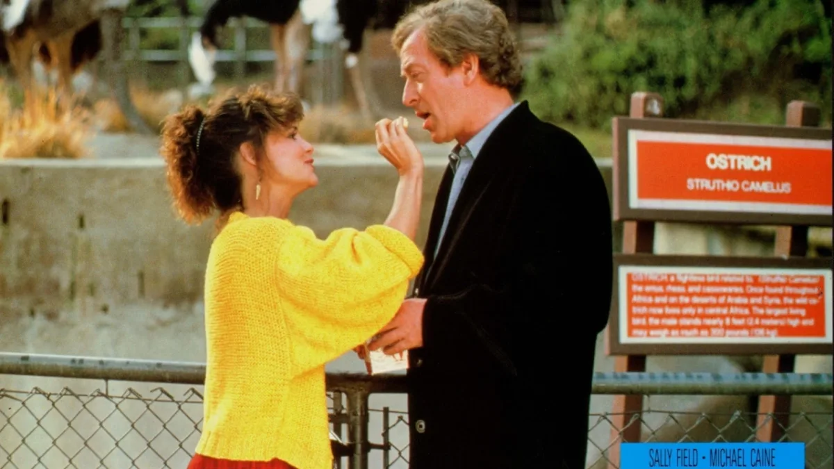 Michael Caine over controversiële liefdesscène in Surrender met Sally Field