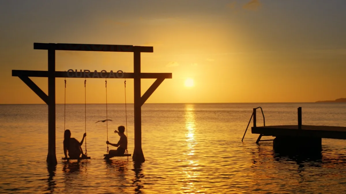 Romantische komedie Verliefd op Curaçao bereikt eerste plaats in de Top 10 van Prime Video