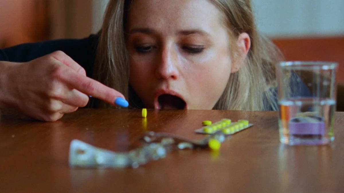 Sick of Myself, de Noorse zwarte komedie van Kristoffer Borgli, nu beschikbaar op Videoland
