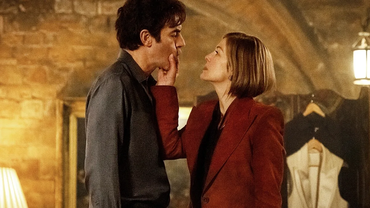 Netflix-film Ladies First met Sacha Baron Cohen en Rosamund Pike debuteert op nummer 1 maar ontvangt gemengde kritieken