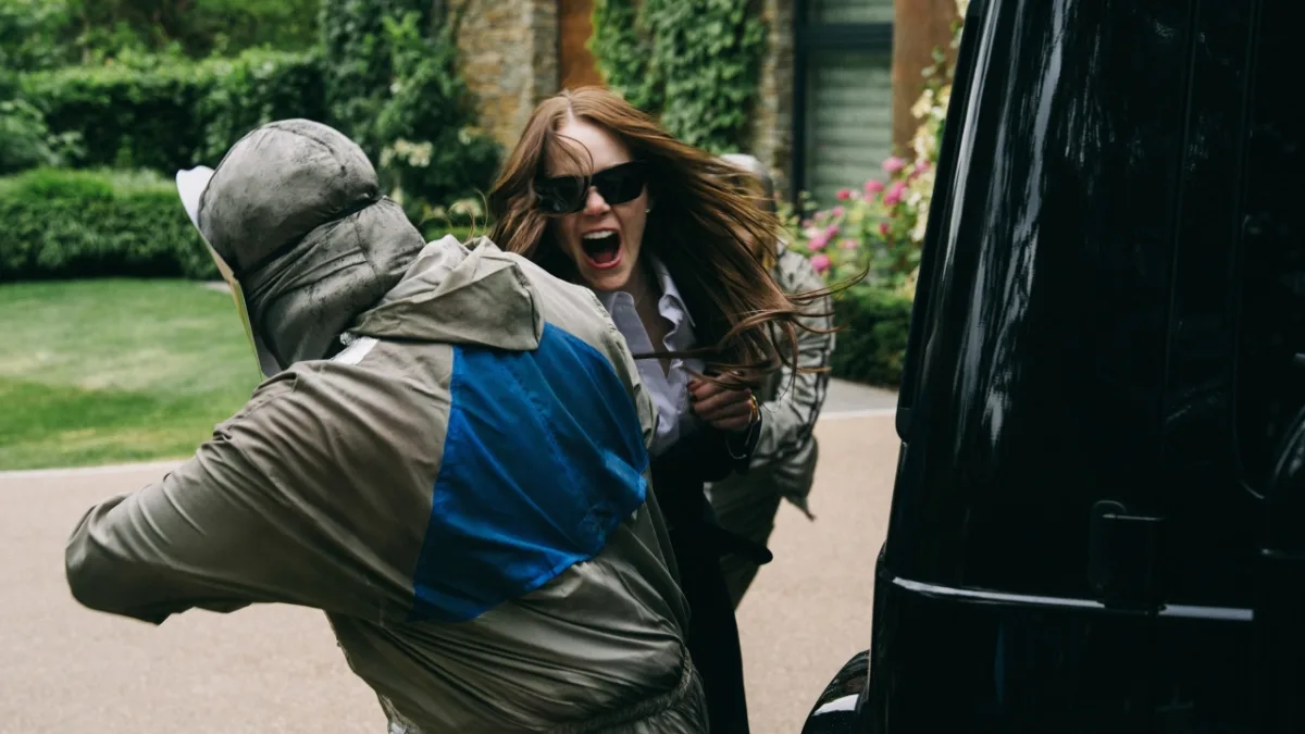 Yorgos Lanthimos' scifi-komedie Bugonia is nu de populairste film op SkyShowtime met sterke recensies