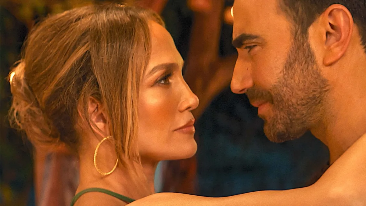 Jennifer Lopez en Brett Goldstein in romantische komedie 'Office Romance' op Netflix met gemengde recensies