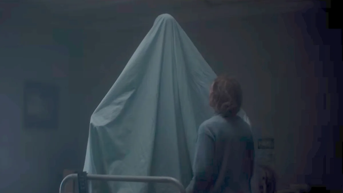 Nieuwe clip uit Evil Dead Burn toont angstaanjagende familiebijeenkomst met Souheila Yacoub en Hunter Doohan