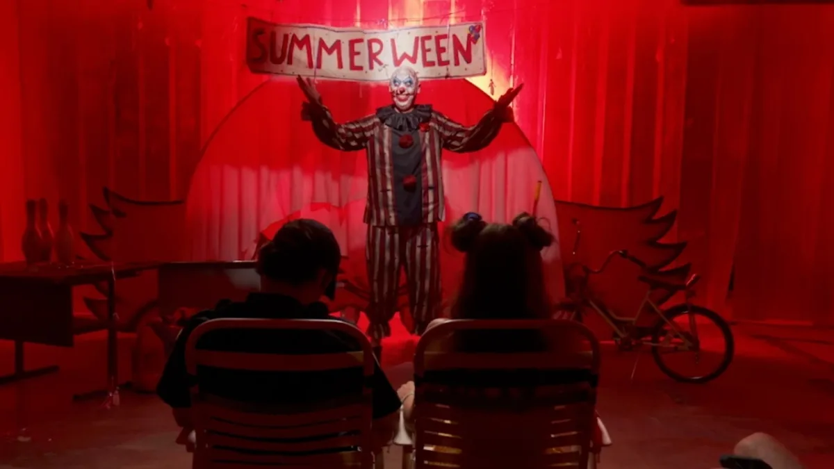 Trailer van de slasherfilm Summerween toont een groep tieners die worden achtervolgd door een ontsnapte clown