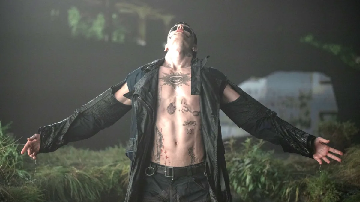 The Crow remake van Rupert Sanders met Bill Skarsgård en FKA twigs nu beschikbaar op HBO Max