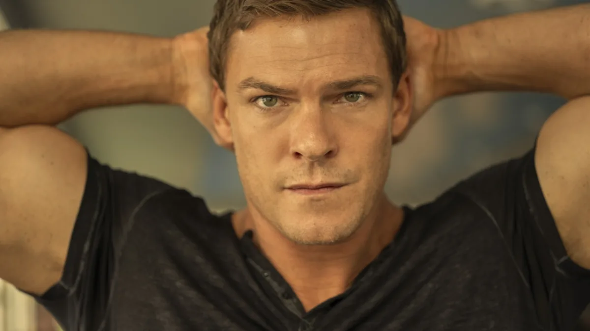 Alan Ritchson bespreekt zijn conflicten met regisseurs en zijn aanpak op de filmset