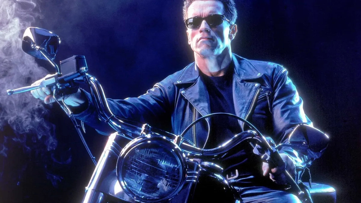 Arnold Schwarzenegger verplettert voertuigen met zijn eigen legertank in Hollywood