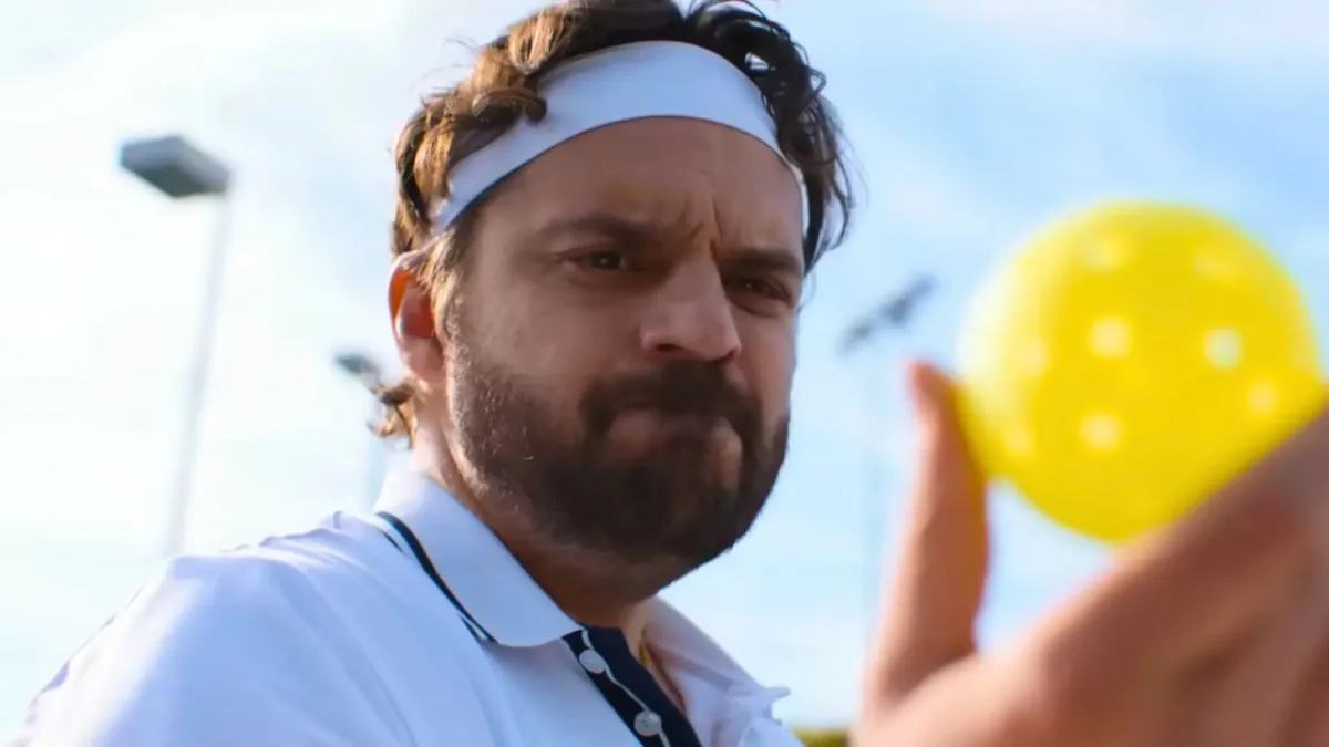 The Dink, een sportkomedie over pickleball met Jake Johnson en Ben Stiller, nu beschikbaar op Apple TV
