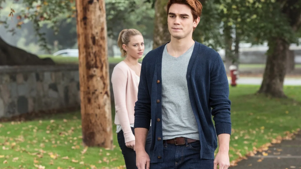 KJ Apa van Riverdale spreekt over de klap die hij kreeg van Cole Sprouse in een stripclub