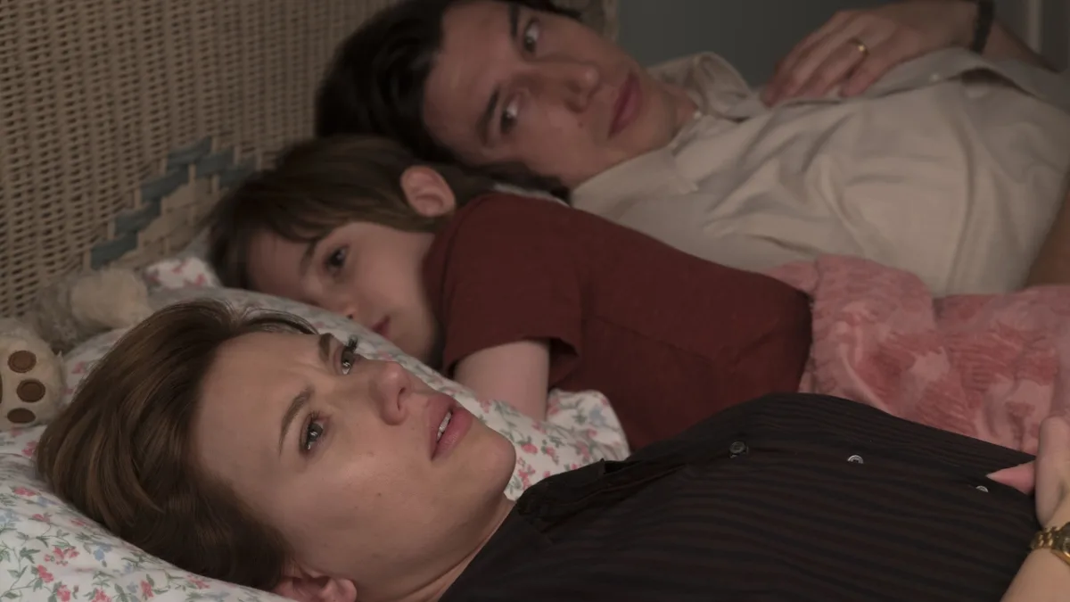 Trailer van 'Paper Tiger' onthult grimmig misdaaddrama met Adam Driver, Scarlett Johansson en Miles Teller