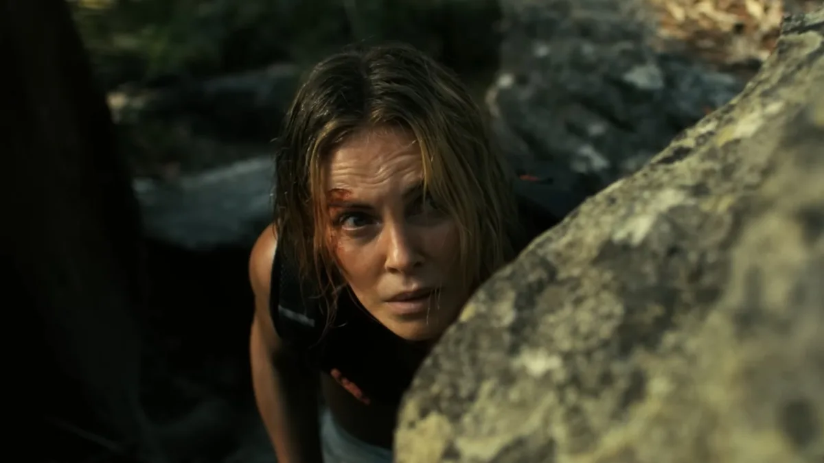 Netflix lanceert actiethriller Apex met Charlize Theron en Taron Egerton over een vrouw die wordt opgejaagd in de Australische wildernis