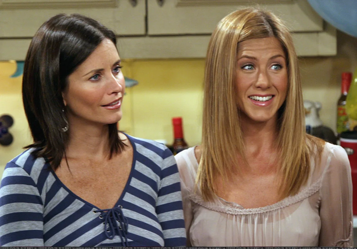 Lisa Kudrow onthult de onvriendelijke werkomgeving en seksuele opmerkingen van schrijvers over de vrouwelijke cast van 'Friends'
