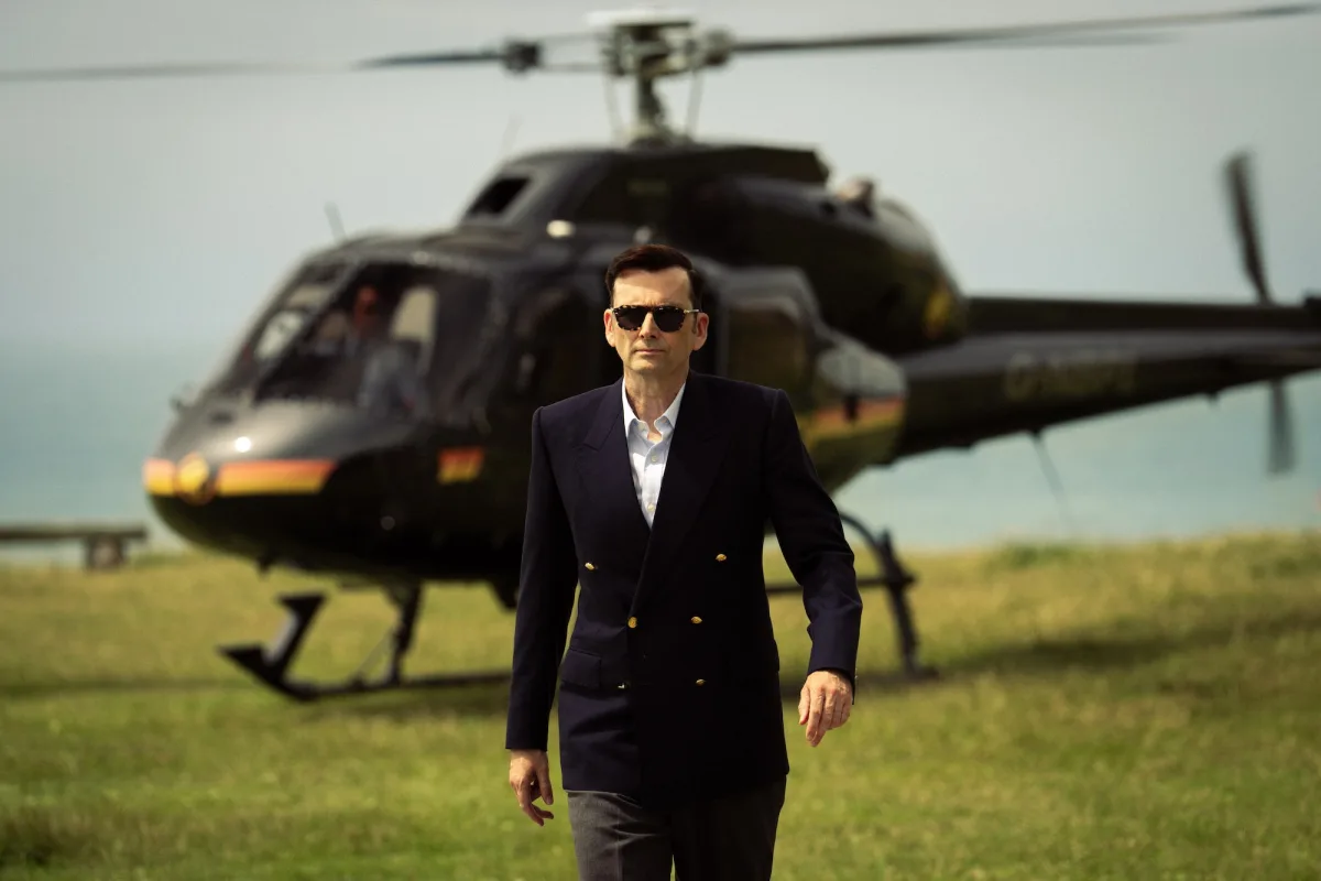 Het tweede seizoen van het drama Rivals met David Tennant en Alex Hassell is nu beschikbaar op Disney+
