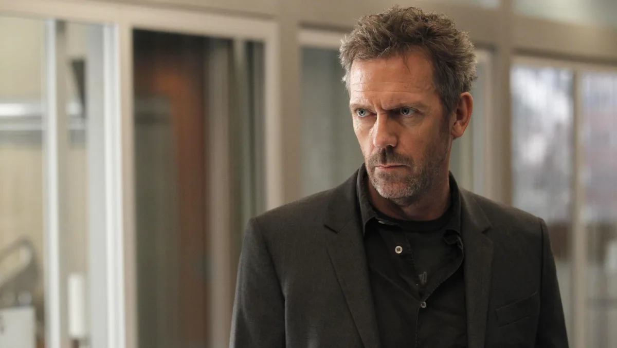 Hugh Laurie voegt zich bij de cast van de nieuwe spionageserie Legacy of Spies van de BBC en MGM+, rol blijft onbekend