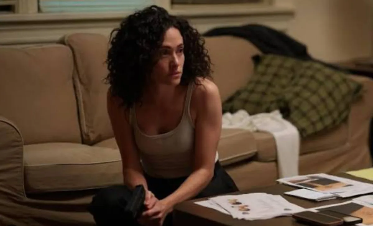 Eerste trailer van de Disney+-miniserie Furious met Emmy Rossum als FBI-rechercheur die een vrouwelijke seriemoordenaar achtervolgt