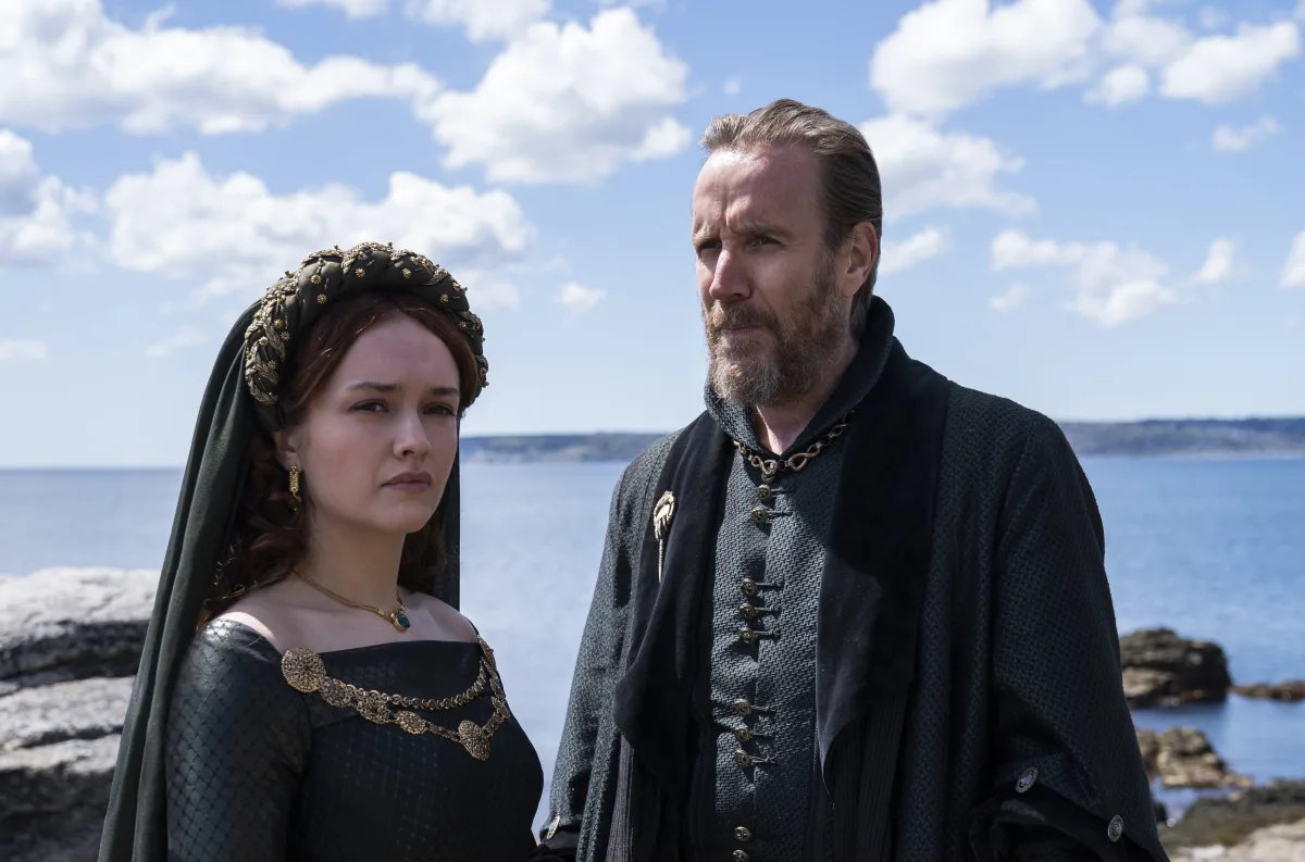 Olivia Cooke reageert op de executie van Otto Hightower in de 2e aflevering van het 3e seizoen van House of the Dragon