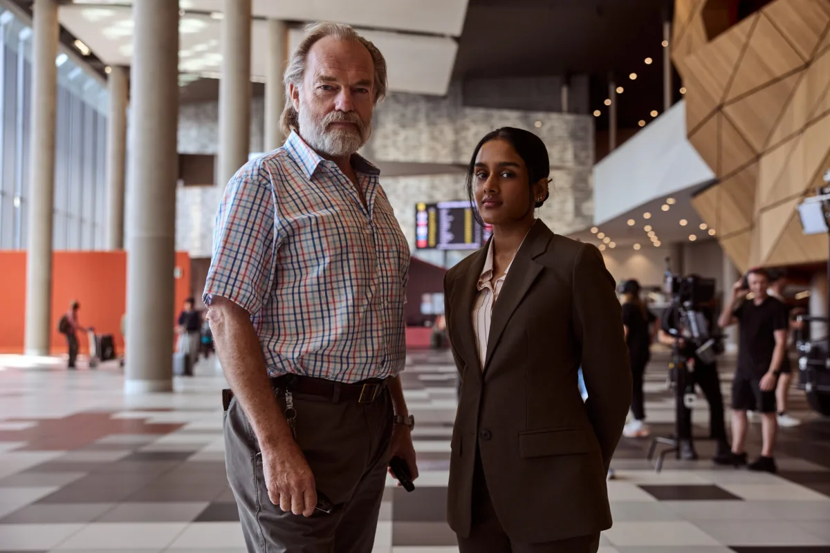 Netflix lanceert miniserie 'The Airport Chaplain' met Hugo Weaving in de hoofdrol op 26 augustus