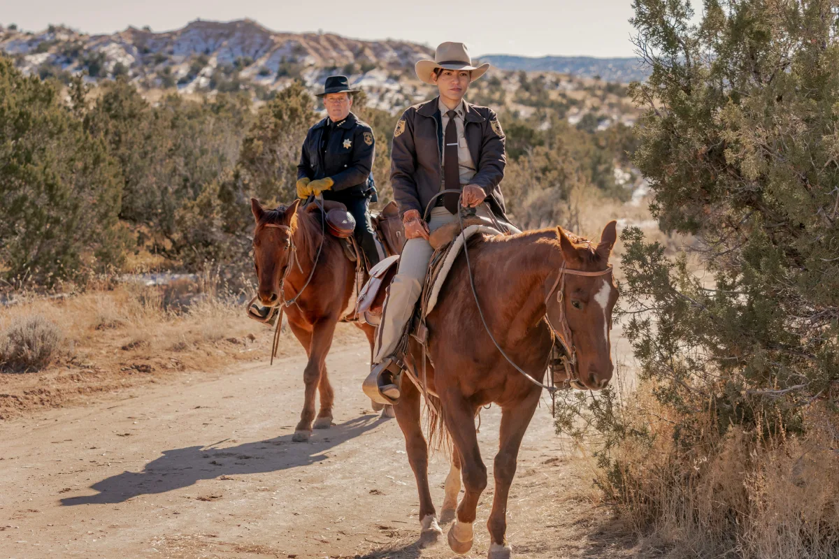 Bekijk de western- en misdaadserie Dark Winds met Zahn McClarnon en Kiowa Gordon, nu beschikbaar op Netflix met vier seizoenen en 28 afleveringen