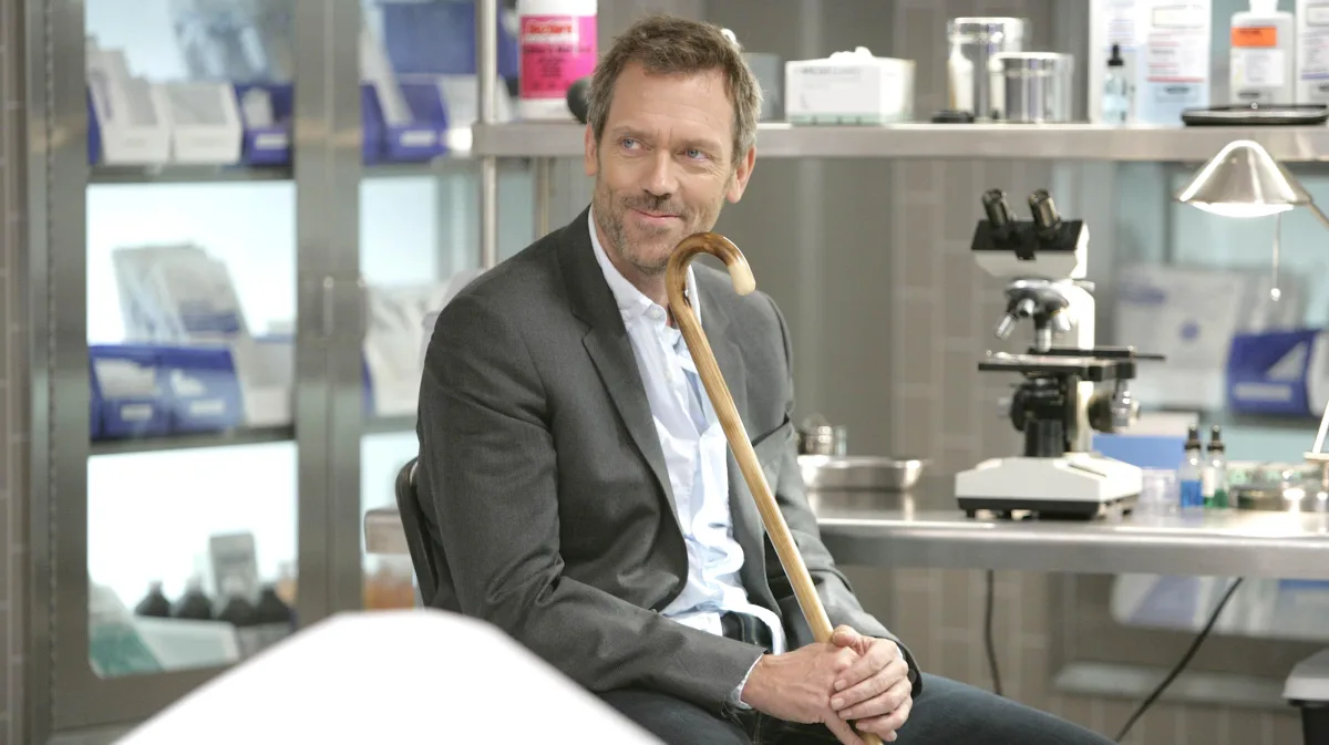 Eerste beelden van komedieserie 'Dig' met Hugh Laurie en Amy Poehler over archeologische opgraving in Griekenland